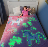 Liderstar glow unicorn blanket closeup highlighting glow-in-the-dark magic for bedtime.