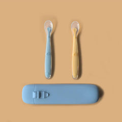 Little Rawr ergonomic spoon design supports comfortable feeding for parents and babies.
