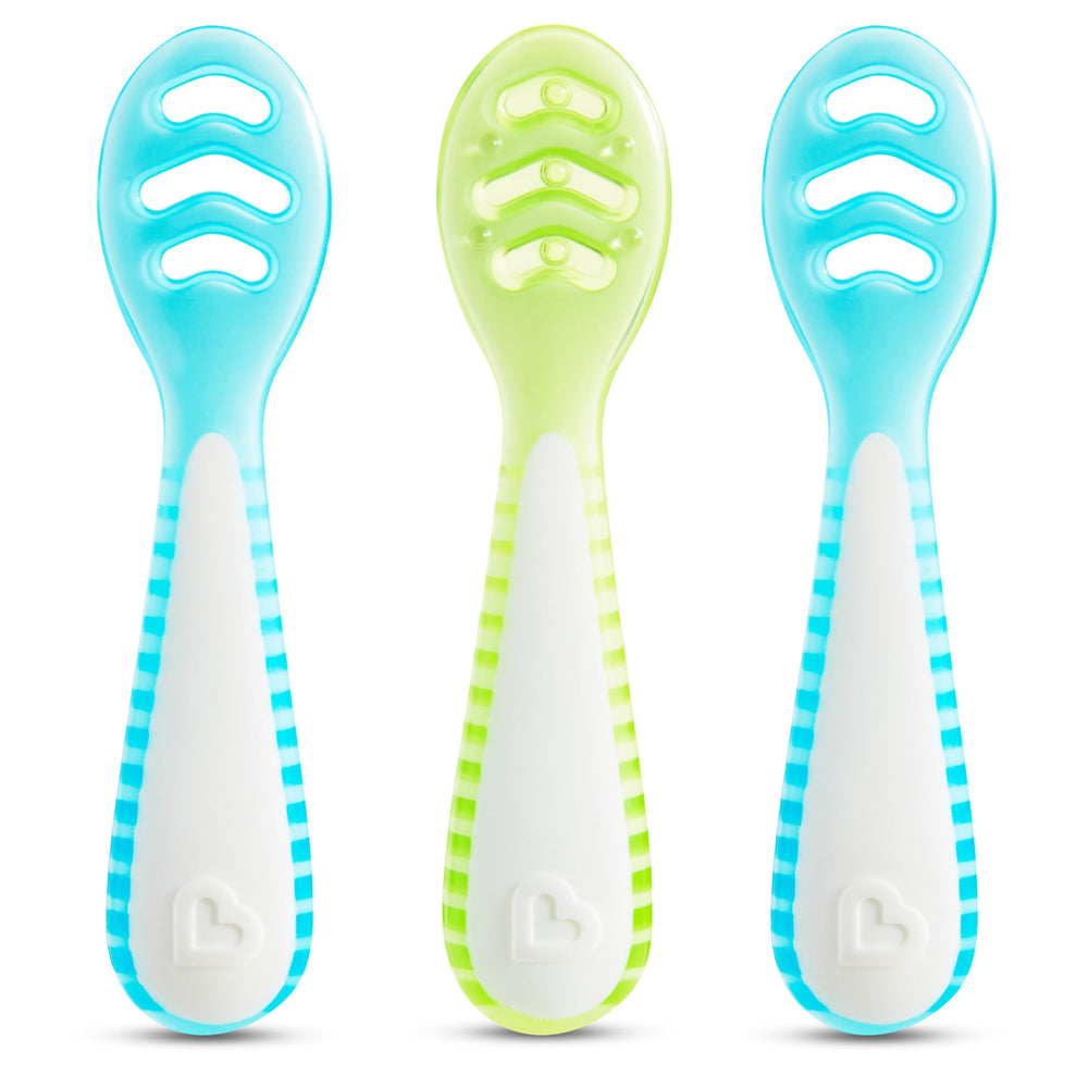 Munchkin Gentle Dip Stage 1 green spoon for early puree pickup and self-feeding.
