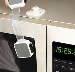 Munchkin Xtraguard latch flexible strap around corners for versatile mounting.