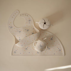 Mushie Bluey bib BPA/BPS-free label communicates safety for silicone wear.
