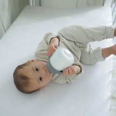 Nanobébé Flexy handles keep bottle seal intact with a secure leak-proof grip.