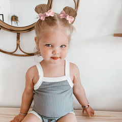 Niceye baby hair clips solid color pairs image demonstrates easy coordinating looks for every day.
