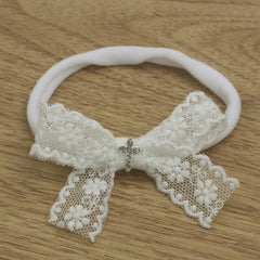 Nihao Baby small white lace bow detail on delicate newborn headband.