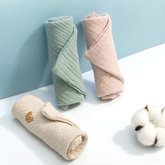 Nisstiiv baby washcloths during bath time highlighting absorbent four-layer design.