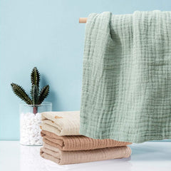 Nisstiiv burp cloth muslin set with soft edges for comfortable feeding.
