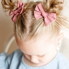 Oaooleer linen bow close-up highlights texture and vibrant colors for versatile styling