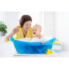 Penaten Baby Creme usage shot highlights smooth application and everyday care.