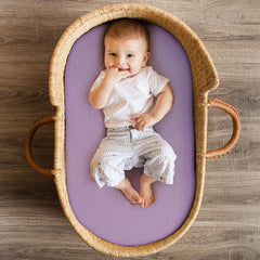 Pro Goleem Muslin Bassinet Sheet 360-elastic-fit demonstrates snug secure fit on mattress edge.