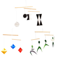 Purgano Montessori Mobile Munari black and white visuals boost visual tracking.