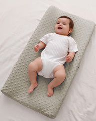QUENESS BABY easy-clean machine-wash cover simplifies quick post-change cleanup.