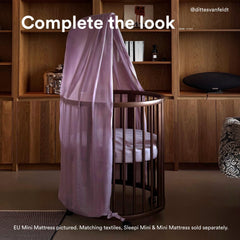 Stokke Sleepi Mini fitted sheet V3 Lavender zipper closeup highlights snug fit.