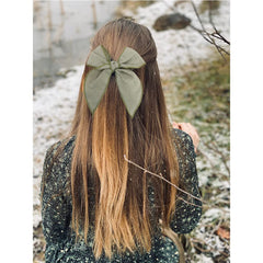 Sugarmelon Fable Bow Olive clip close-up highlights soft linen texture.