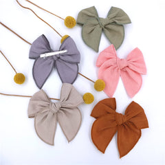 Sugarmelon linen bow clip highlights 3-4 inch size for toddler-friendly fit