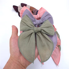 Sugarmelon Linen Fable Bow wearing child demonstrates comfortable all-day wear.