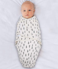 The Peanutshell two-sizes swaddle set fits 0-3m and 3-6m