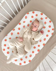 Wimist muslin baby lounger cover envelope closure detail prevents skin snagging.