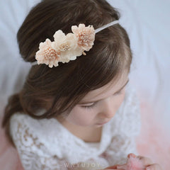 WNYUJOY handmade flower detail highlights soft, natural aesthetics for photo moments.