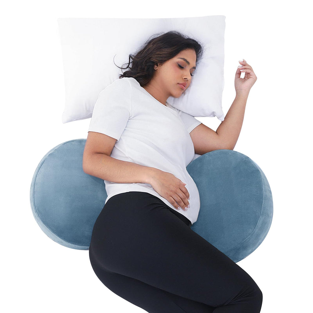 Yunari memory-foam side-sleeping pillow supports spinal alignment and comfort.