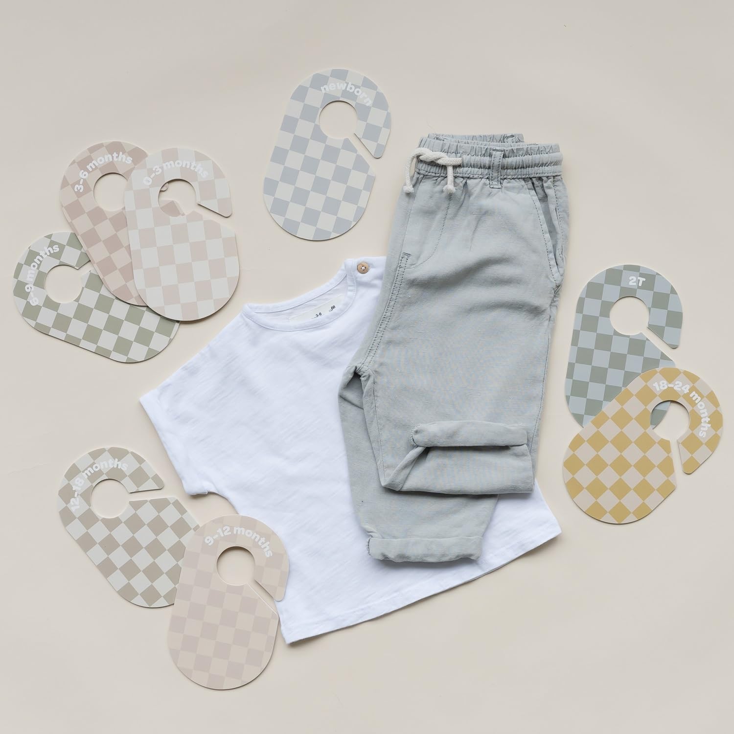 3 Sprouts baby closet dividers gender-neutral design fits any nursery environment.