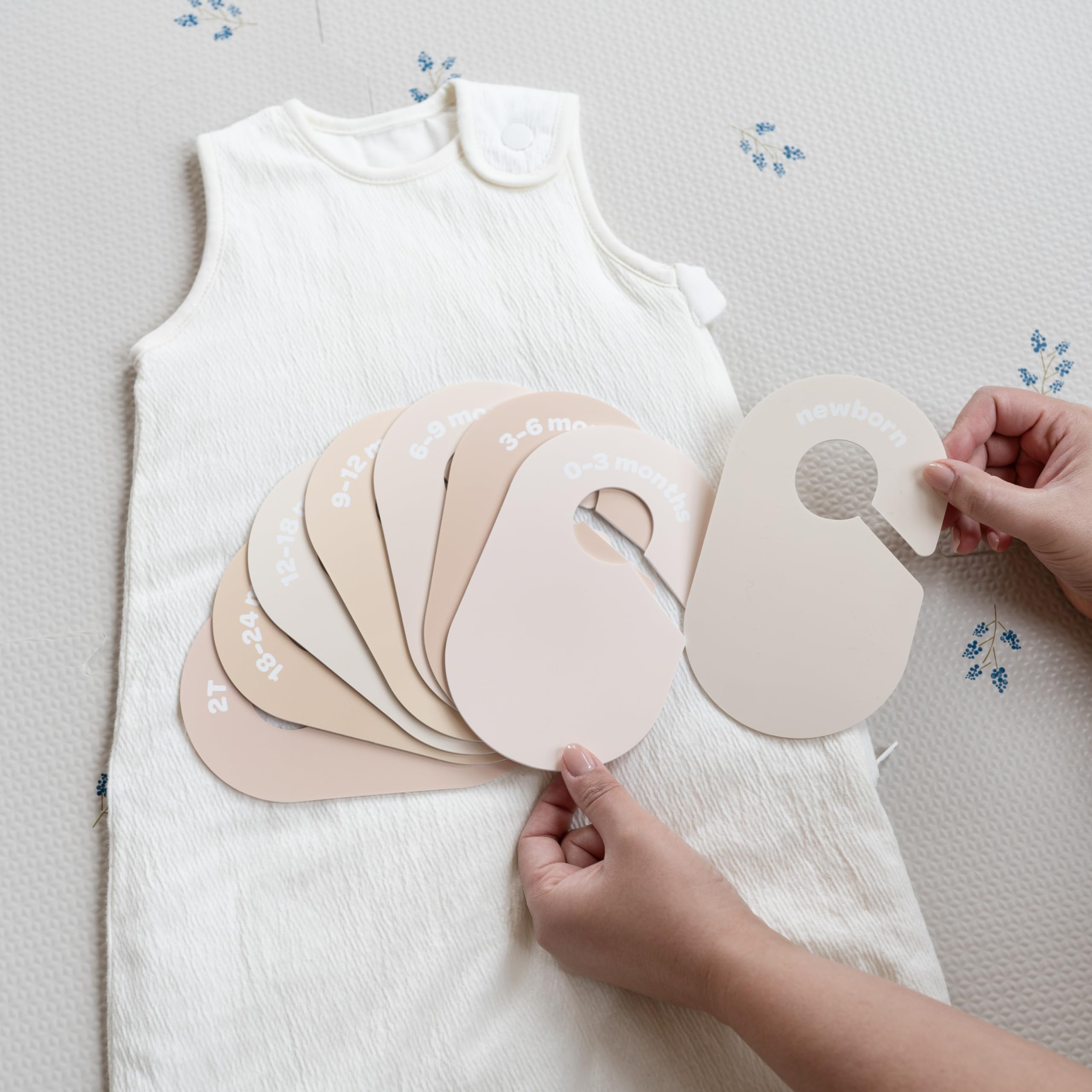 3 Sprouts gender-neutral design for versatile nursery storage
