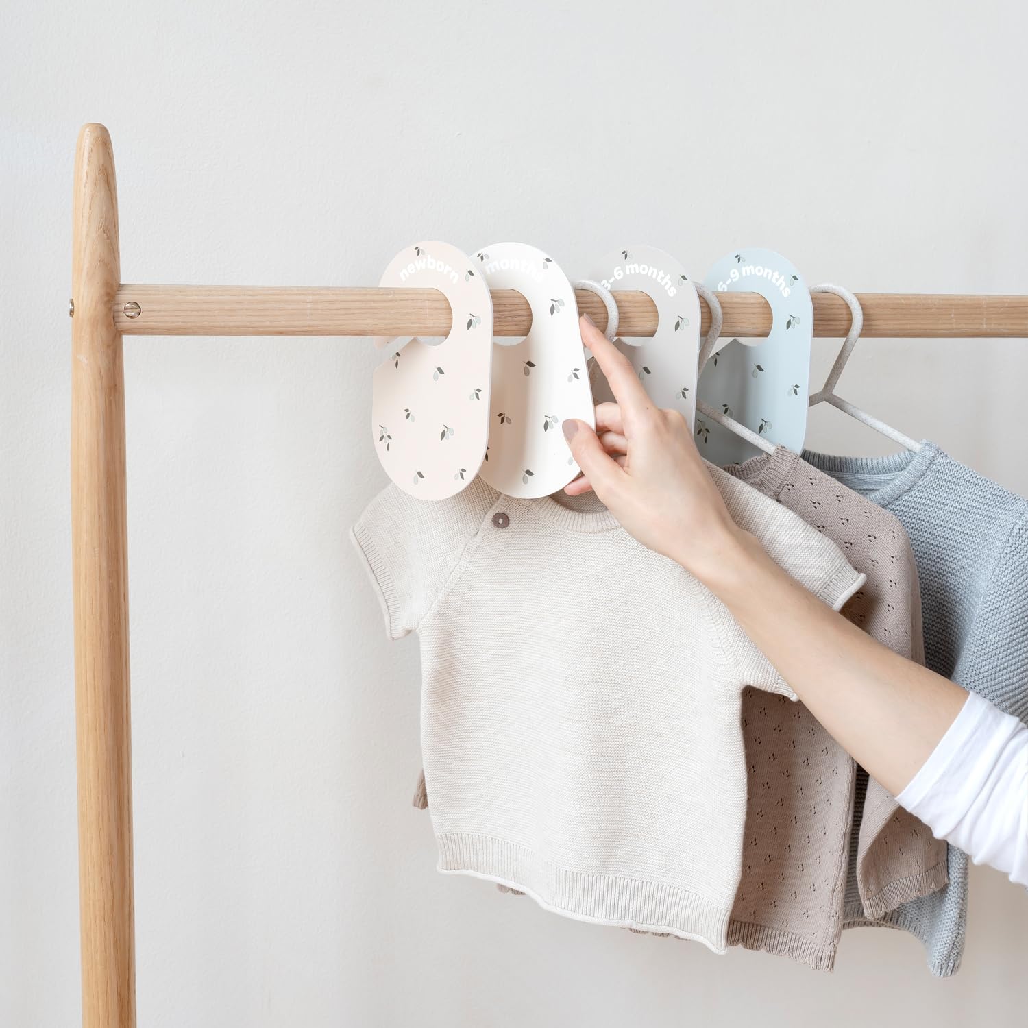 3 Sprouts baby shower gift-ready organizer supports practical wardrobe sorting
