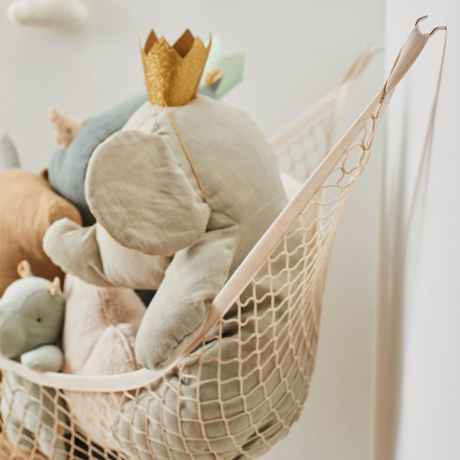 3 Sprouts corner hammock helps keep rooms tidy and visually accessible.