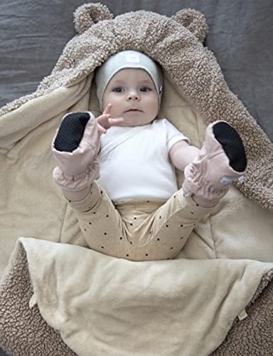7AM Baby Car Seat Blanket shows harness access feature for quick checks during travel.