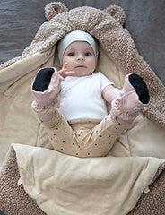 7AM Baby Car Seat Blanket shows harness access feature for quick checks during travel.
