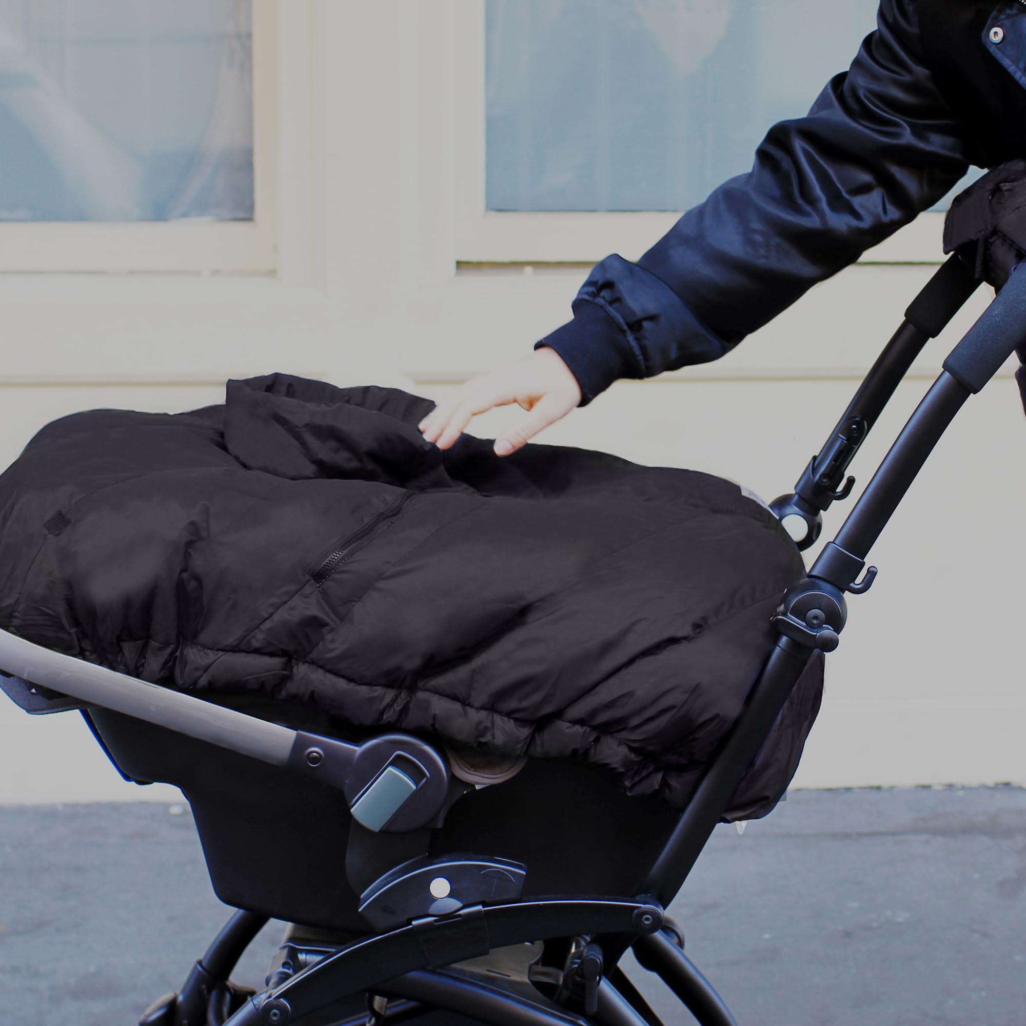 7AM Enfant Cocoon Pine center zipper enables quick access to baby on the go.