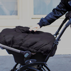 7AM Enfant Cocoon Pine center zipper enables quick access to baby on the go.