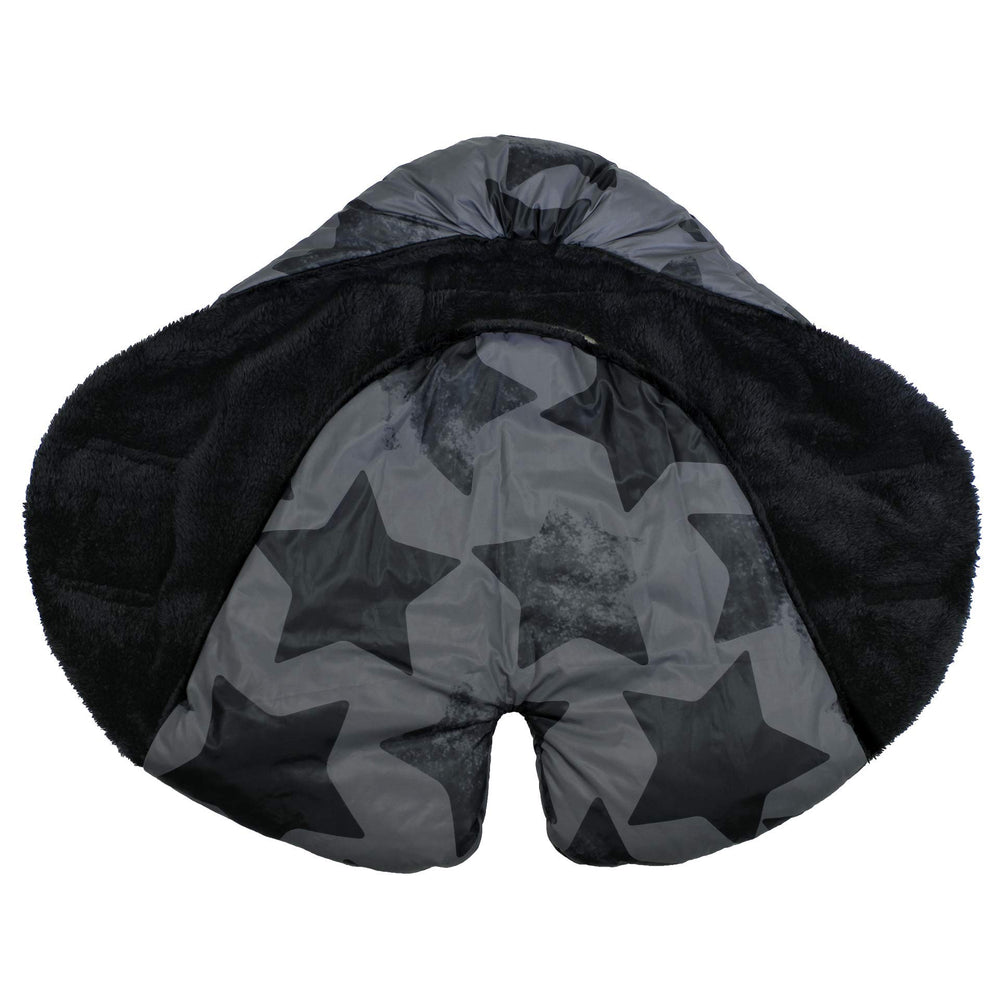 7AM Enfant Nido hooded design shields against drafts during rides.