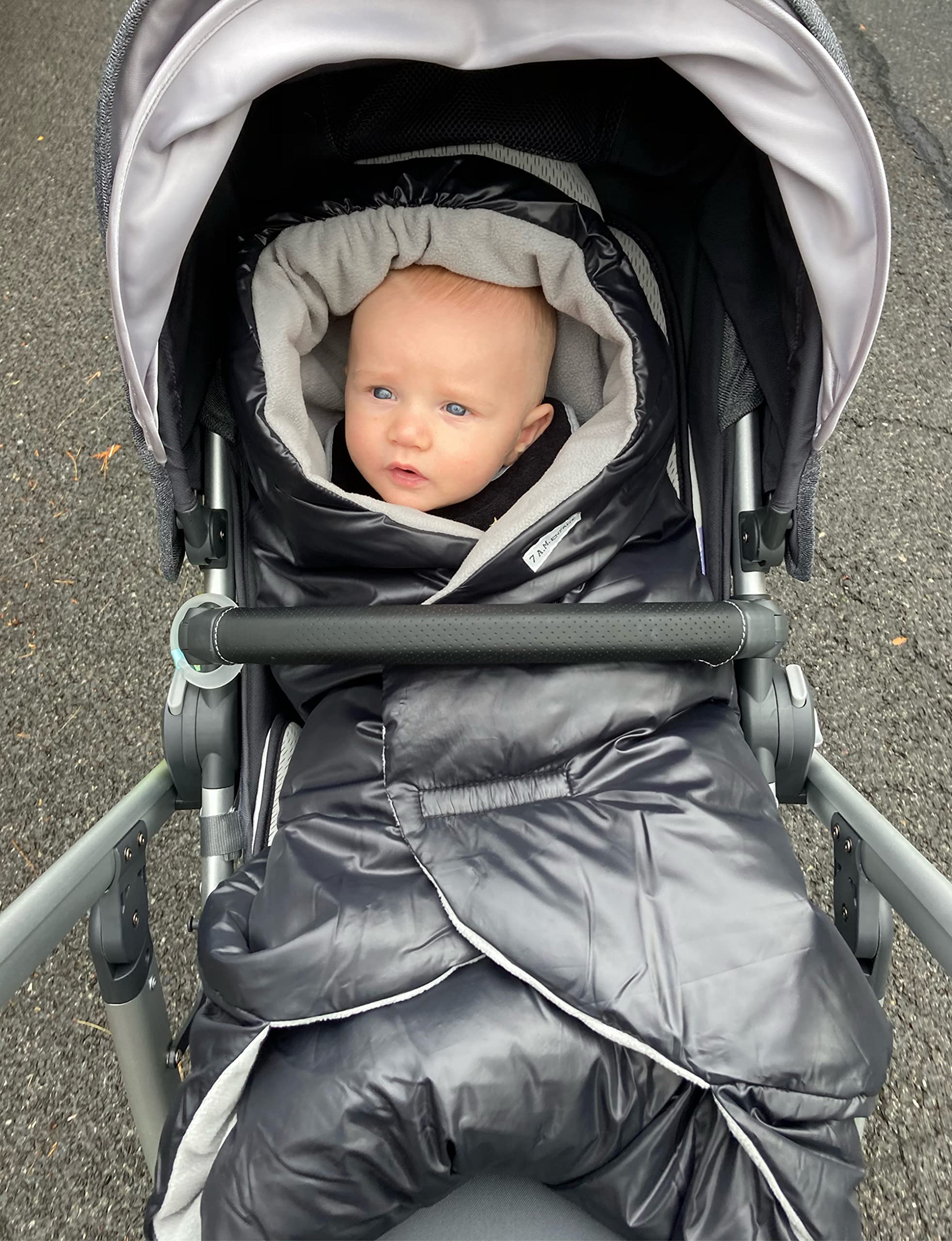 7AM Enfant Nido oval cutout enables quick harness access