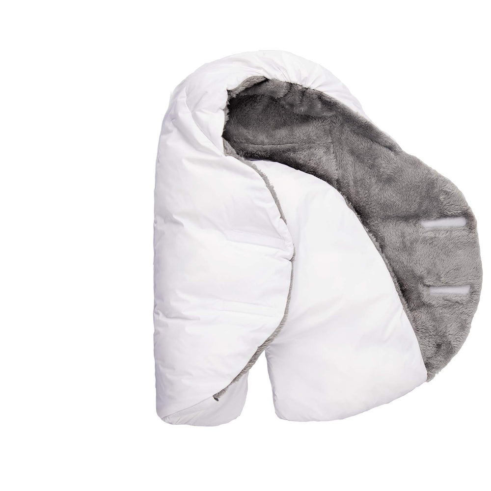 7 A.M. Nido wrap oval back cutout enables easy car-seat harness access.