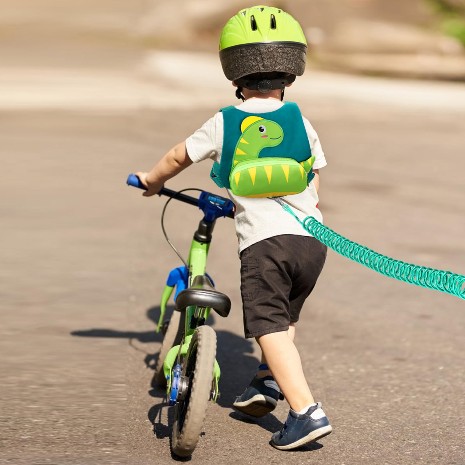 Accmor adjustable shoulder and chest straps ensure a snug fit for ages 1–4.