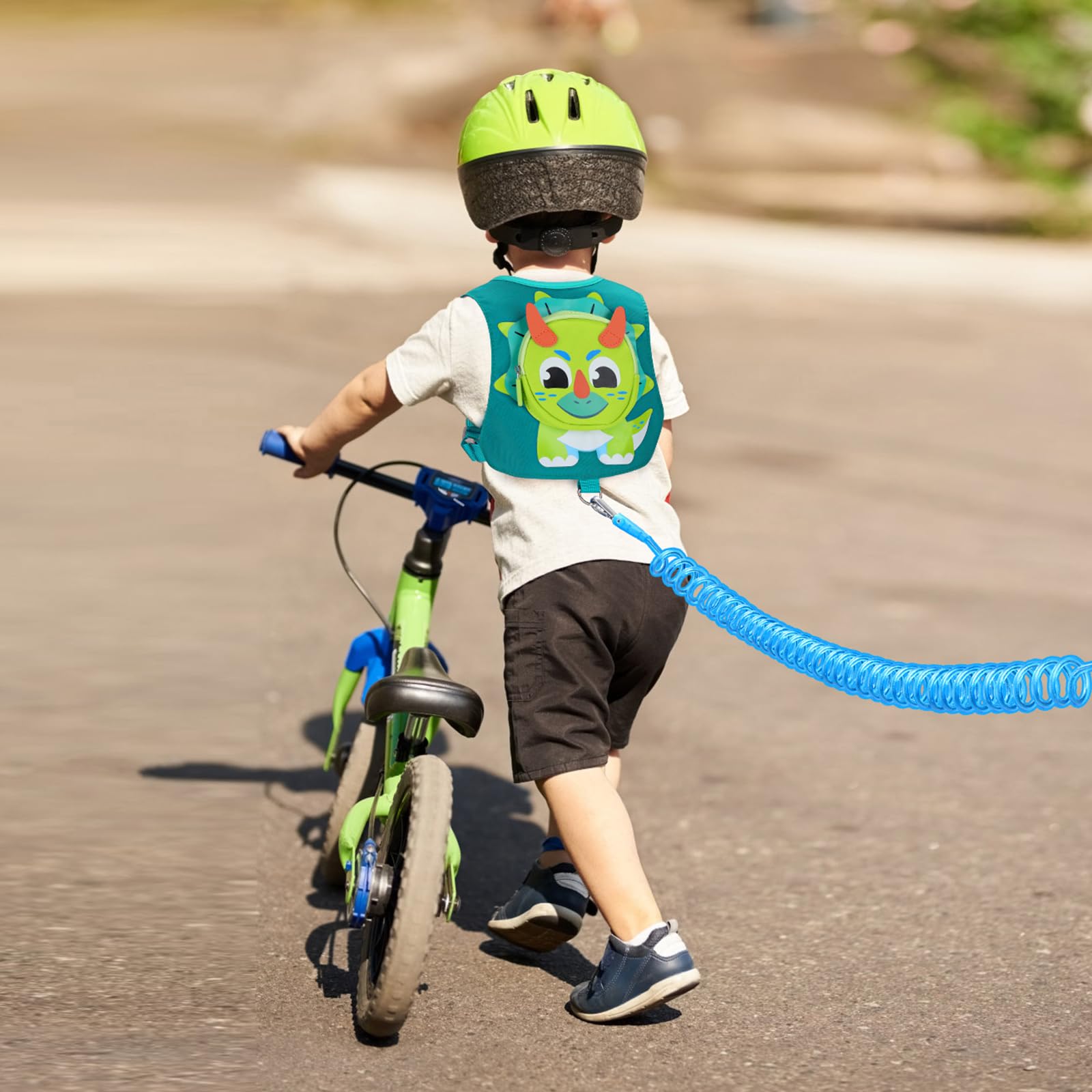 Accmor adjustable straps demonstrate a comfortable fit for ages 1 to 5