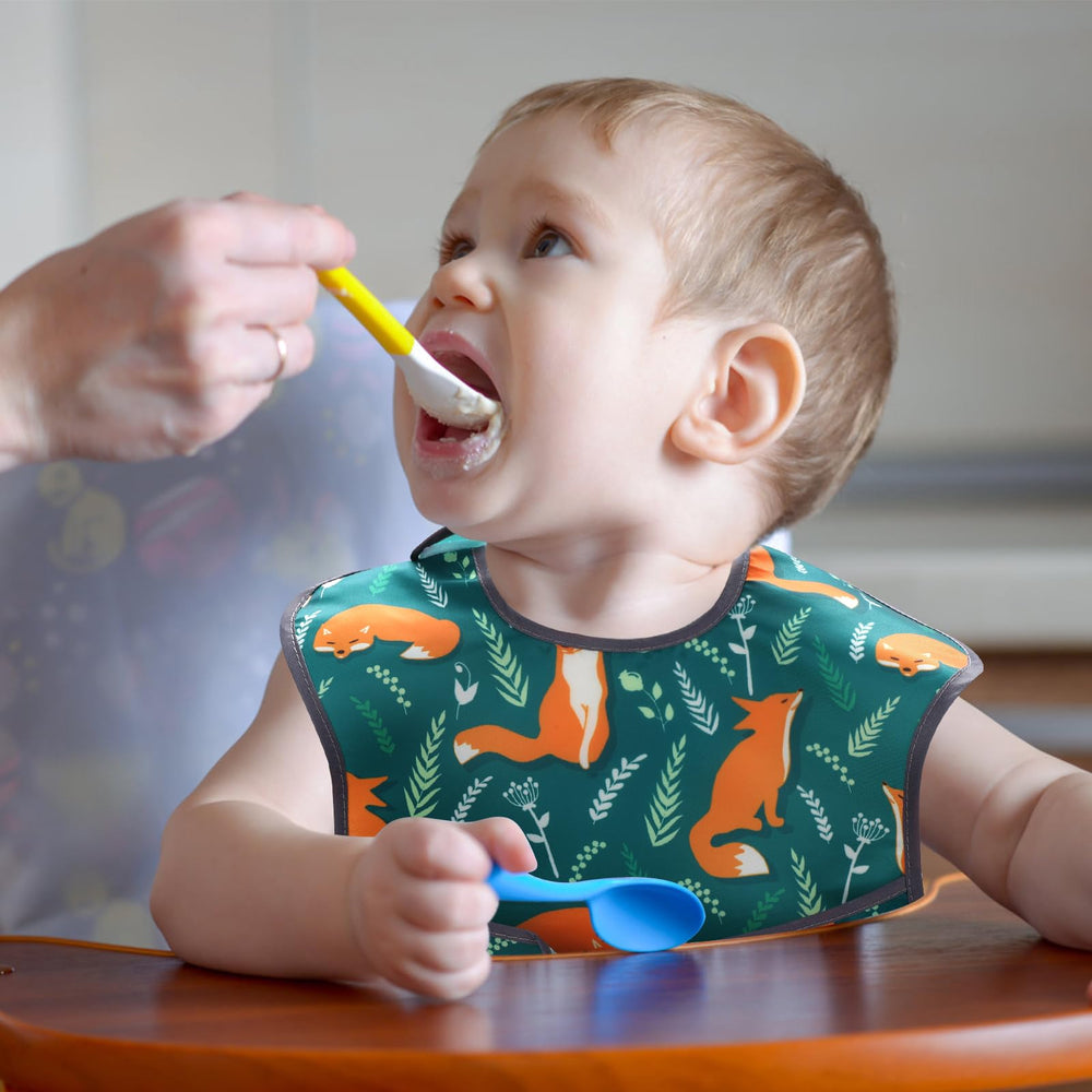 Accmor bibs offer an easy-clean surface for quick wipe-downs.