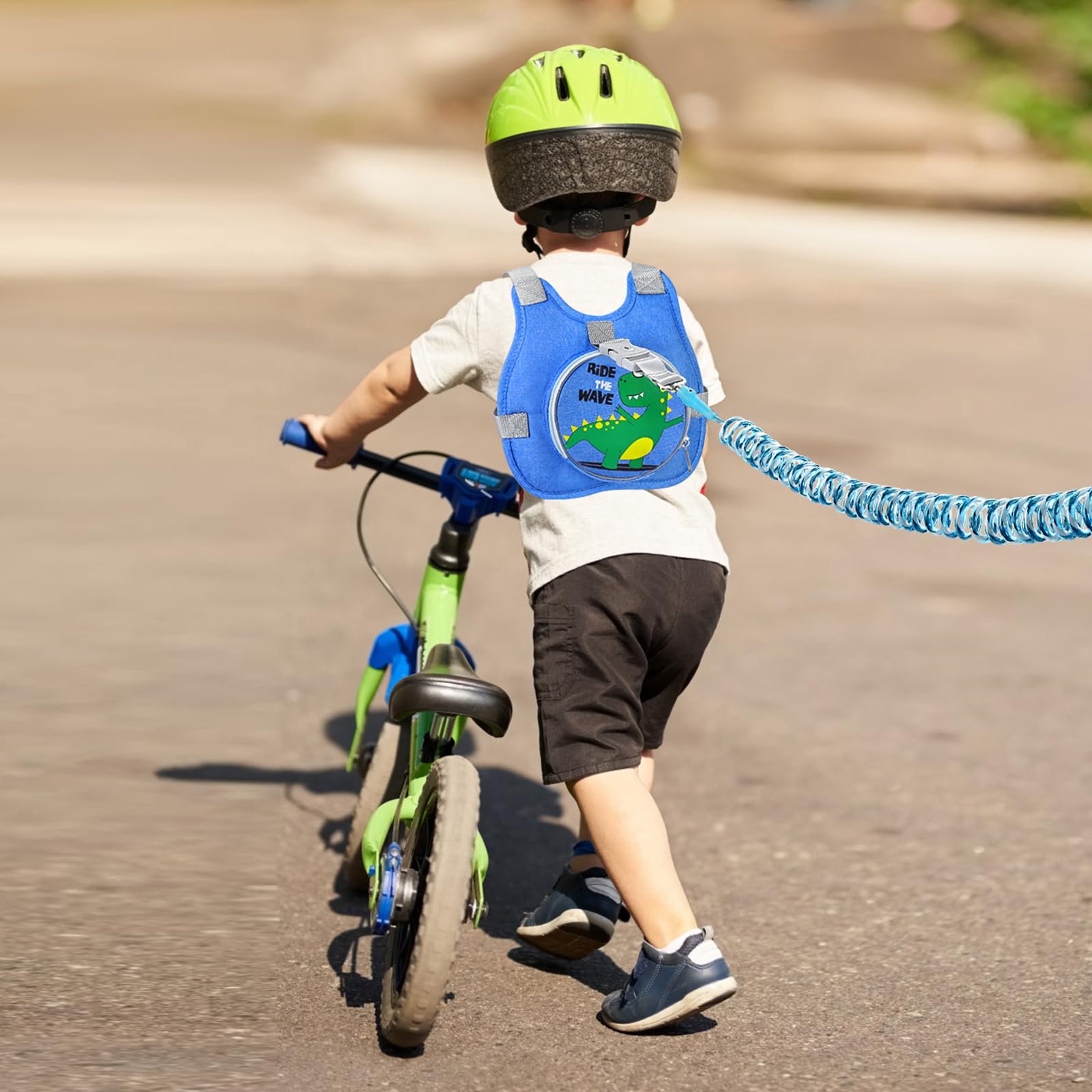 Accmor foldable pocket back-of-harness offers convenient storage while traveling.