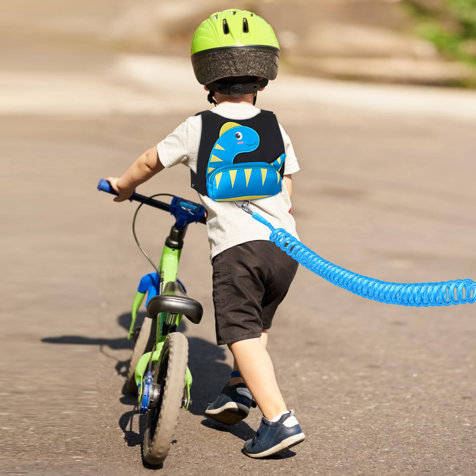 Accmor front-pocket-snack-harness keeps snacks handy on walks
