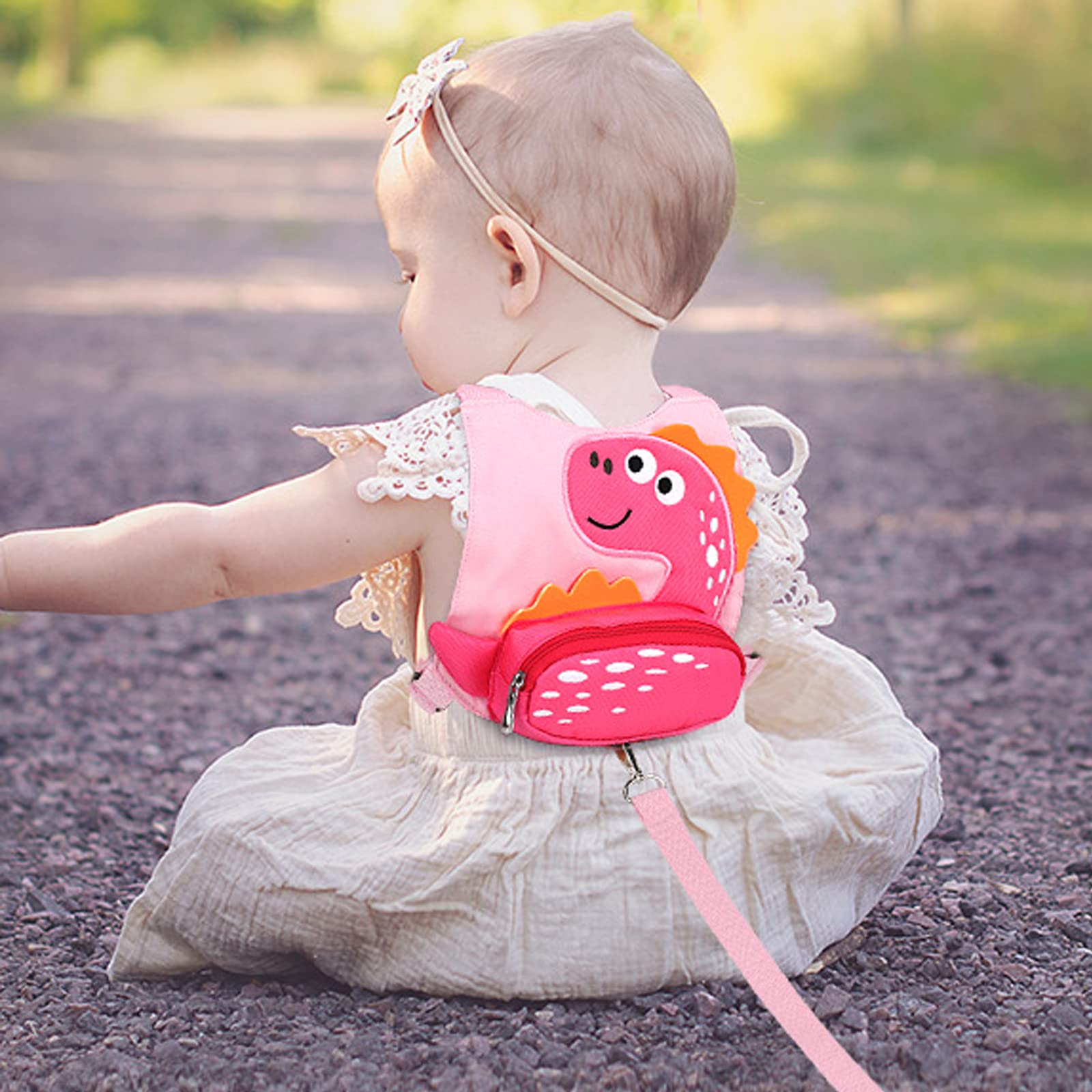 Accmor adjustable straps illustrate a secure, comfortable fit for toddlers.