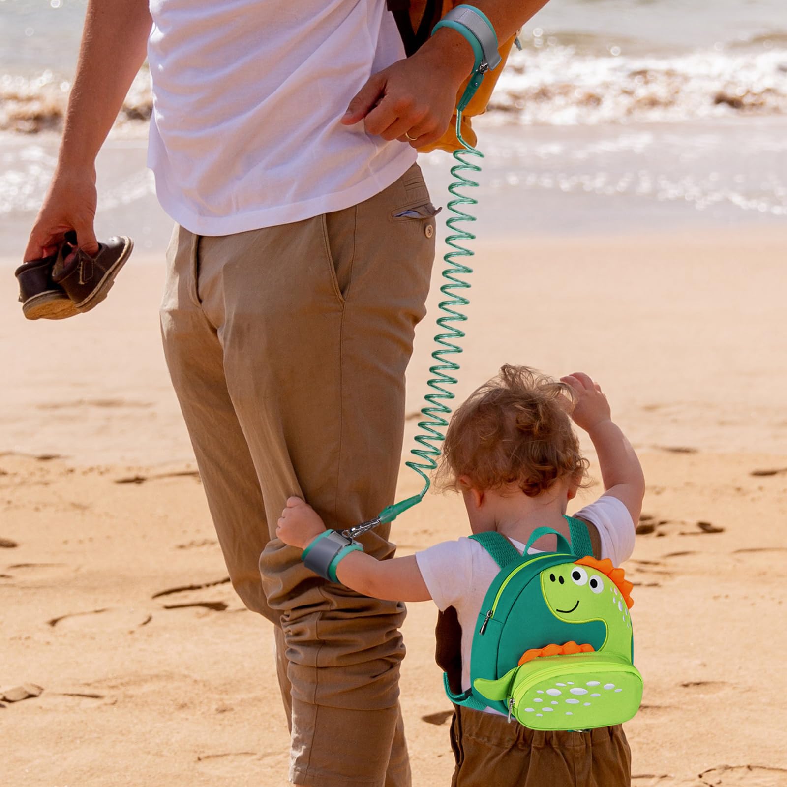 Accmor kid-friendly-backpack-usage ideal for crowded venues like parks and museums.