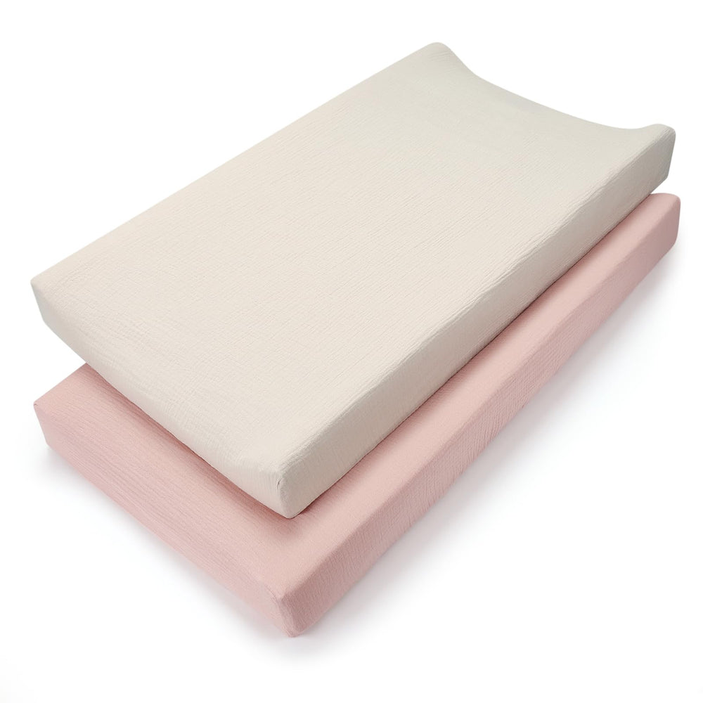 Accmor muslin changing pad cover 360 elastic fit demonstrates secure, snug stability.