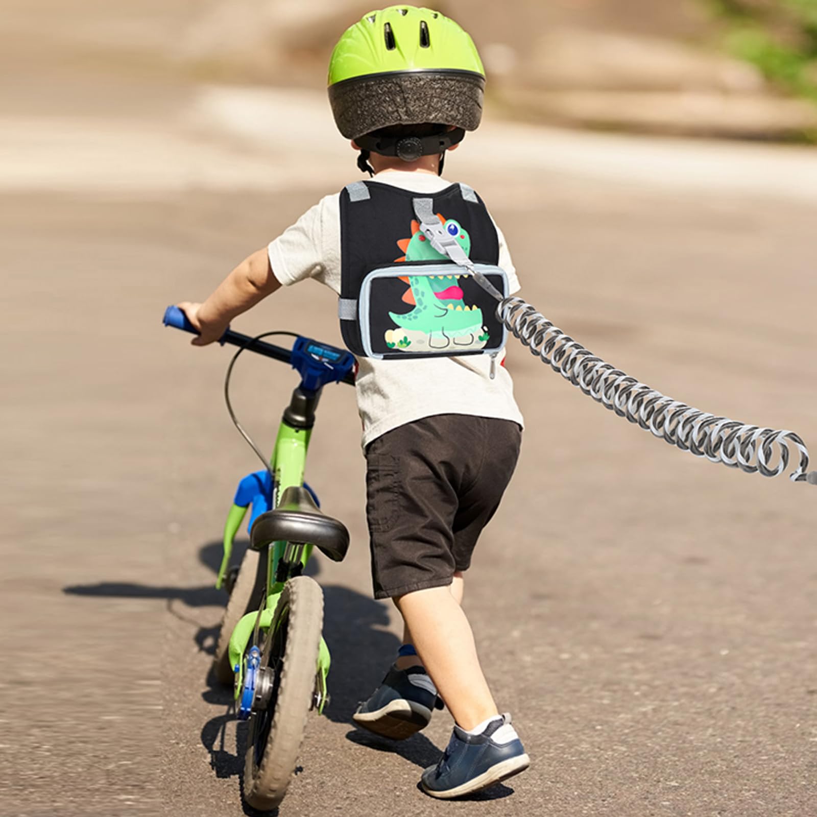 Accmor reflective traction leash increases visibility during night-time outings.