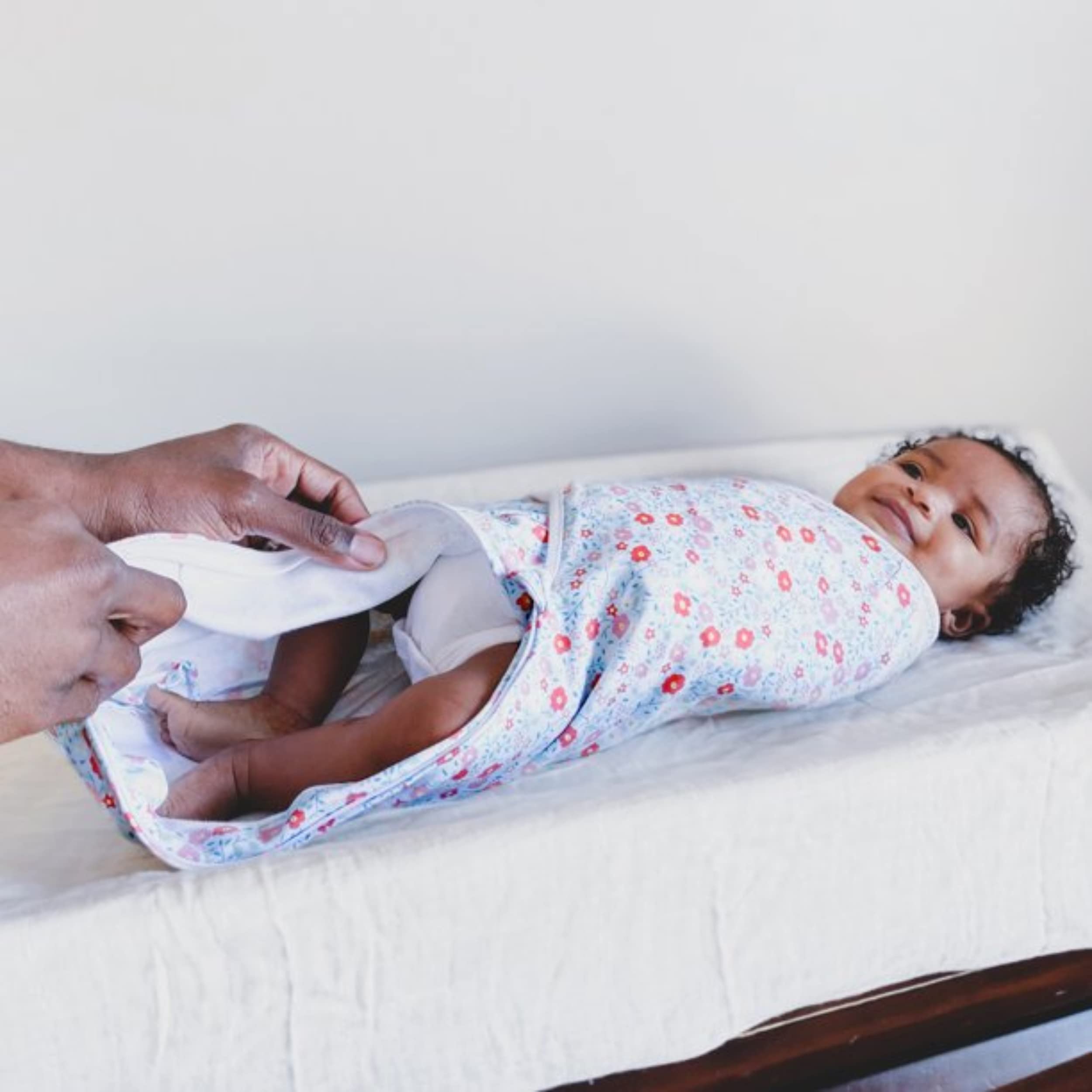 aden + anais Essentials swaddle wrap small/medium 0-3 months snug fit.