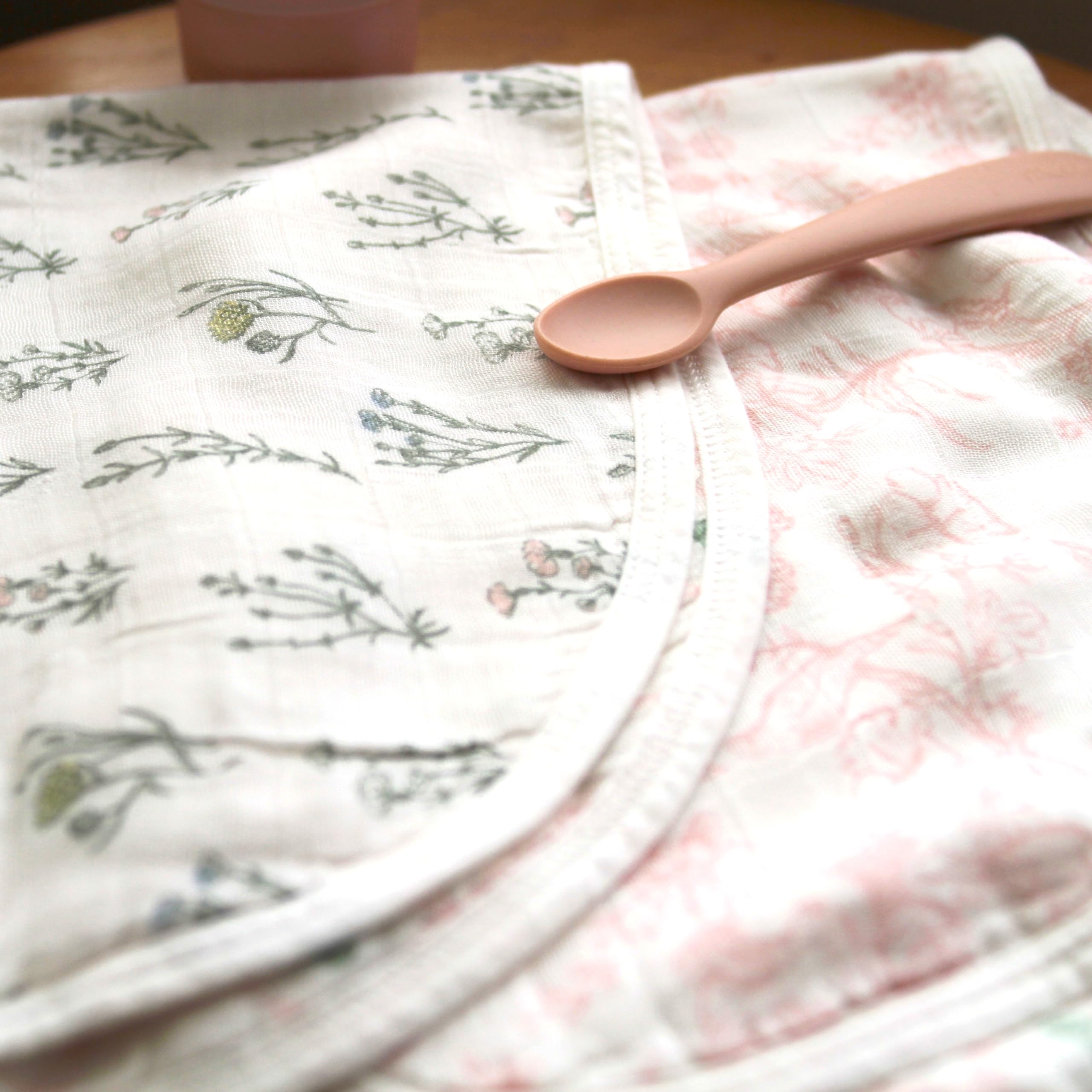 aden + anais Silky Soft Burpy Bib four-layer absorbent bamboo fabric texture