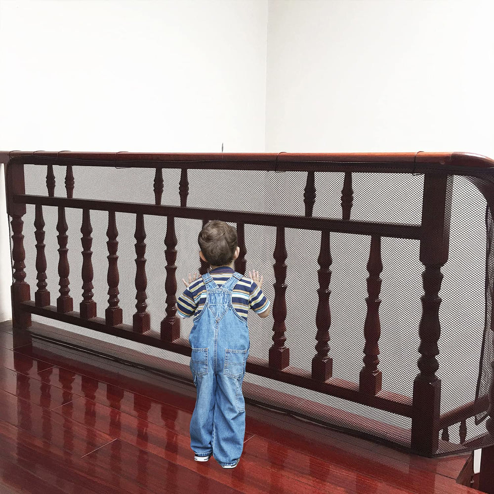 Adsoner balcony installation step shows tie rope method securing the net.