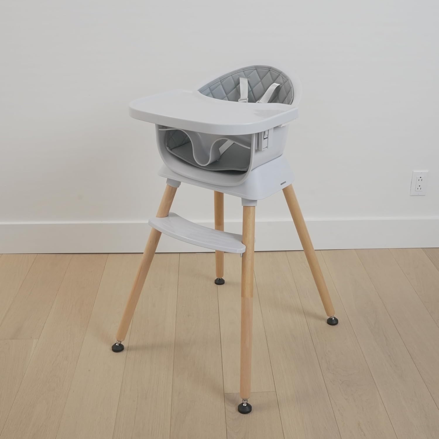 Albert Baby 5-point harness ensures secure seating during feeding