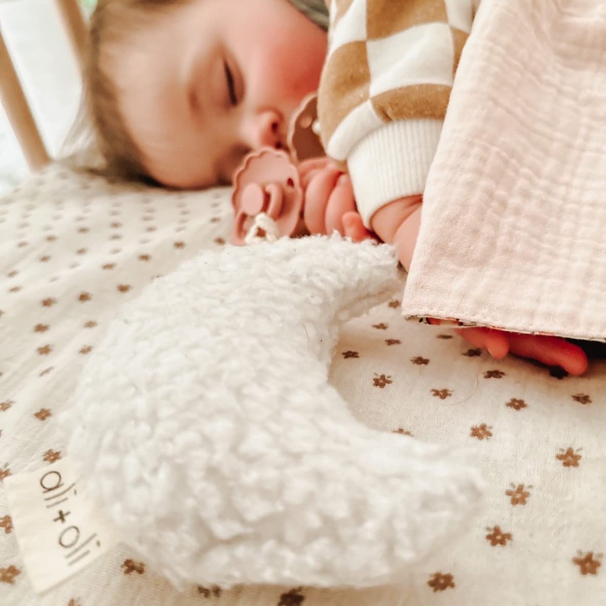 Ali+Oli moon-white pacifier holder suitable for baby care and travel