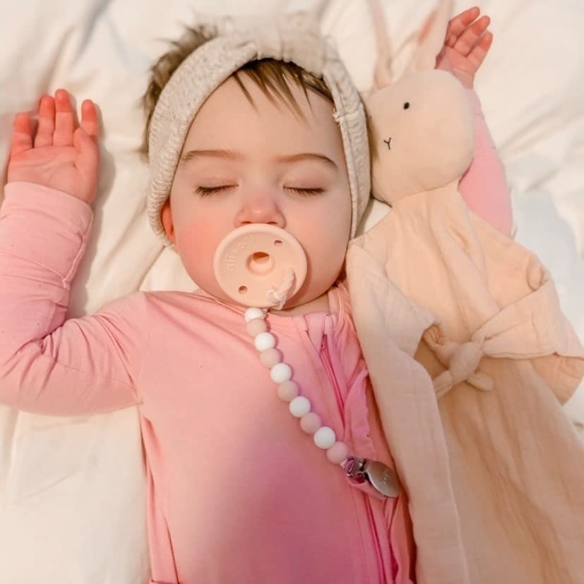 Ali+Oli silicone clip features cotton braided rope for durability during daily use