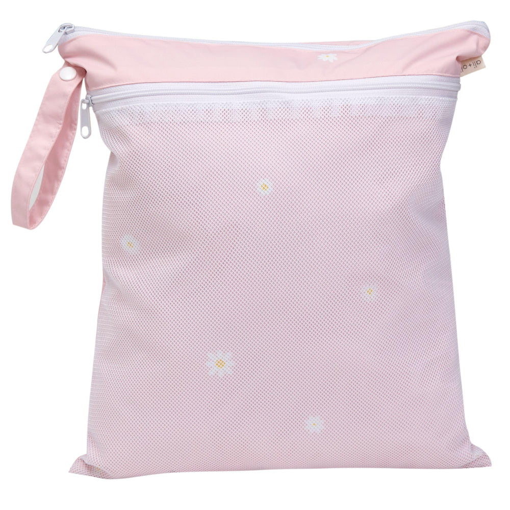 Ali+Oli dual-compartment design separates wet and dry items for easy packing.